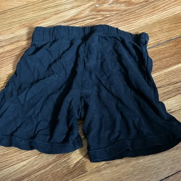 H&M lightweight cotton wave Dino shorts 5T fit is more 4T EUC. - Picture 4 of 4